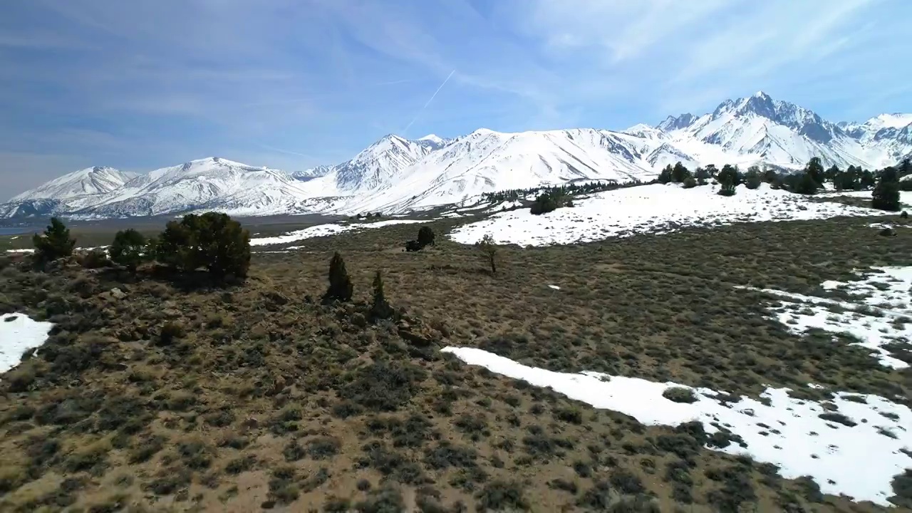 空中美丽的镜头雪山岩层，无人机向后飞行在风景上的汽车-猛犸湖，加利福尼亚视频素材