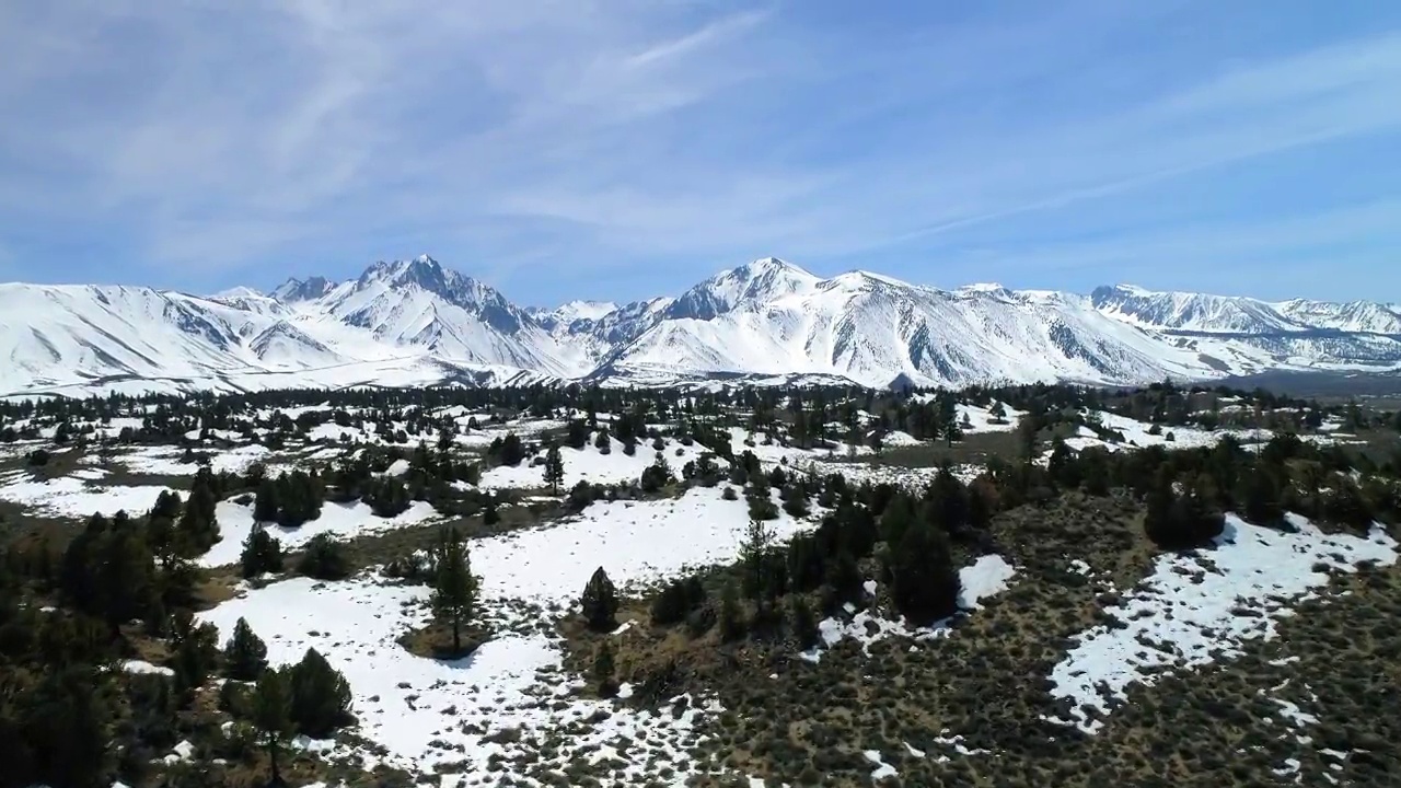 空中美丽的镜头雪山对天空，无人机飞越树木景观-猛犸湖，加利福尼亚州视频素材