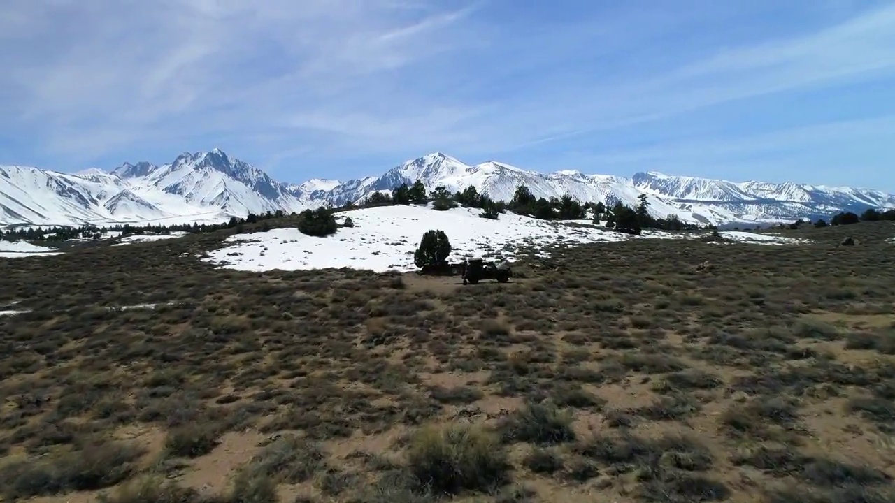 空中风景的雪覆盖宁静的山脉，无人机飞行在汽车和人的景观-猛犸湖，加利福尼亚视频素材