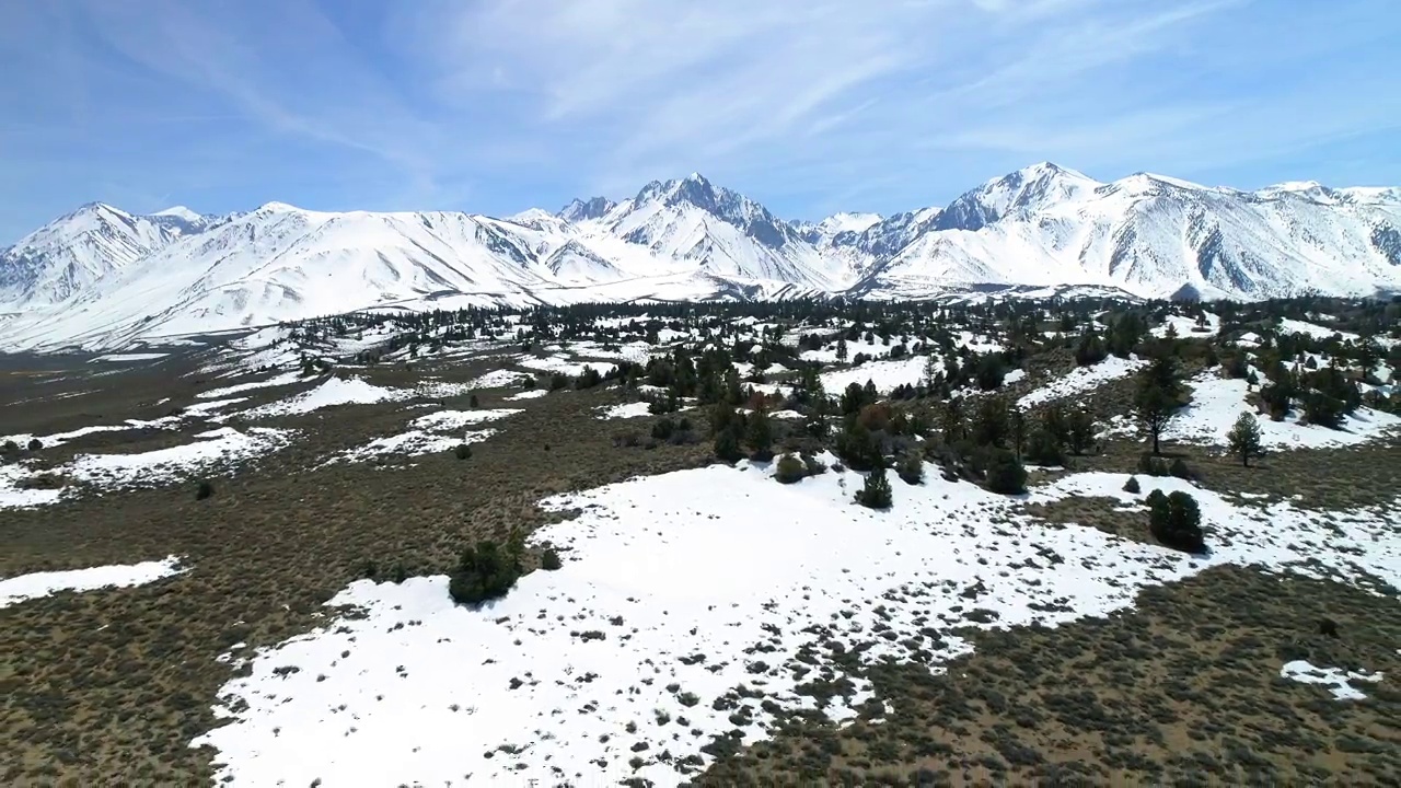 空中落后的雪覆盖的自然岩层，无人机上升在树木景观-猛犸湖，加利福尼亚视频素材