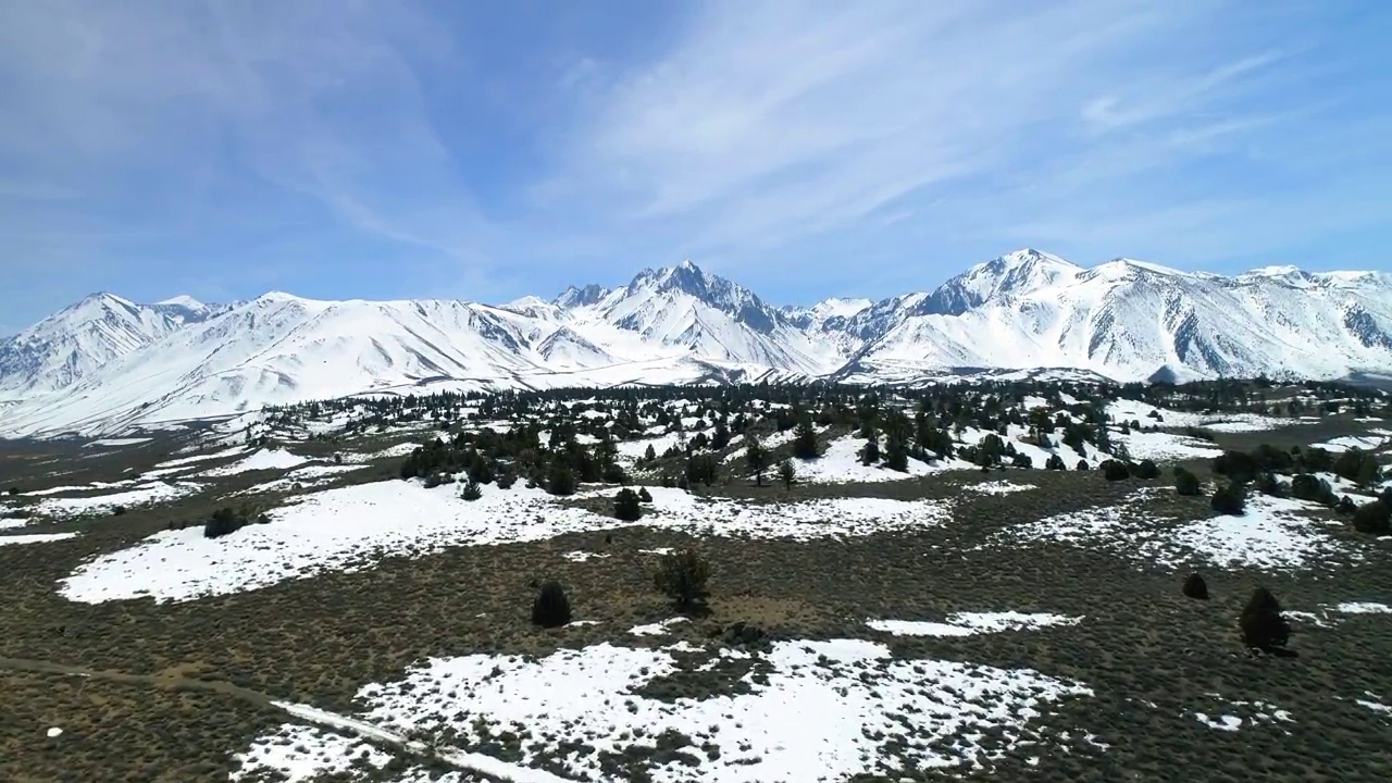 空中倾斜拍摄美丽的雪山，无人机飞行在绿色景观-猛犸湖，加利福尼亚州视频素材