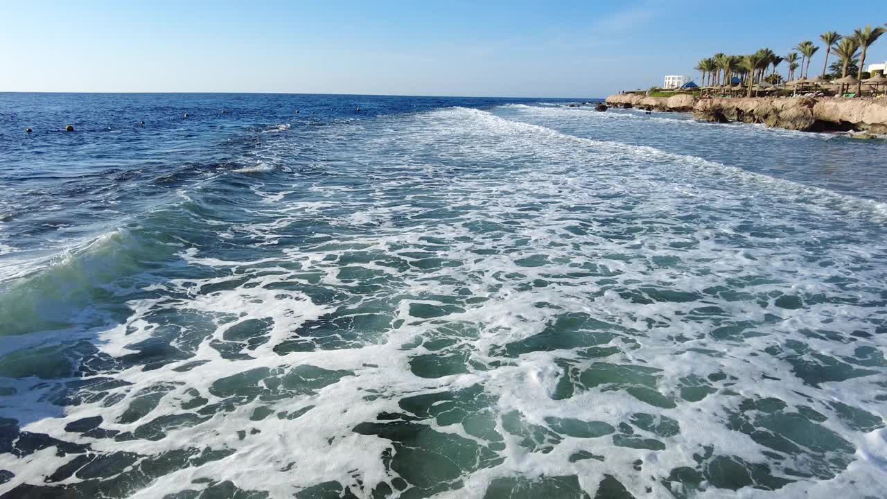 海浪的特写，沙滩上的慢莫视频素材