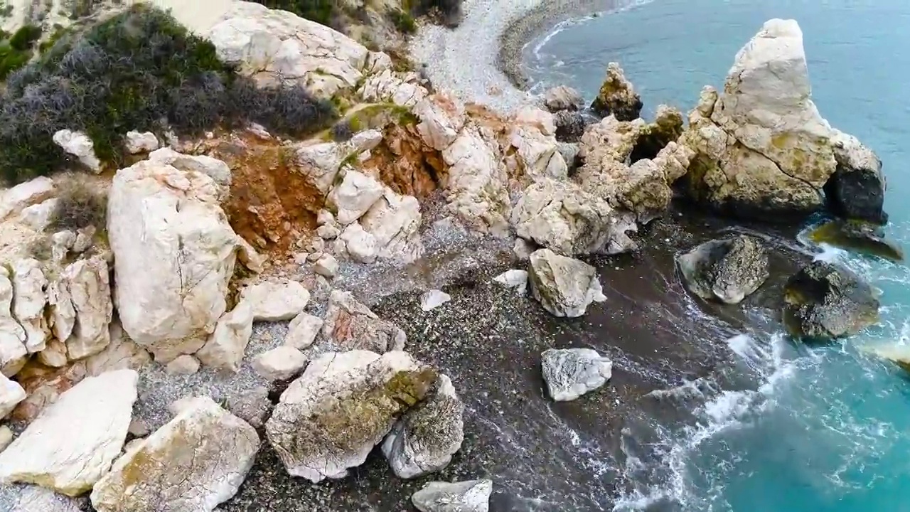 平静的大海和天堂4k概念，海洋蓝色的水和岩石的景观镜头，阳光明媚的白天海景，鸟瞰图，阿弗罗蒂海滩，塞浦路斯视频素材