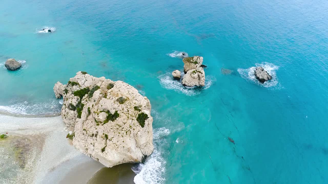 平静的大海和天堂4k概念，海洋蓝色的水和岩石的景观镜头，阳光明媚的白天海景，鸟瞰图，阿弗罗蒂海滩，塞浦路斯视频素材