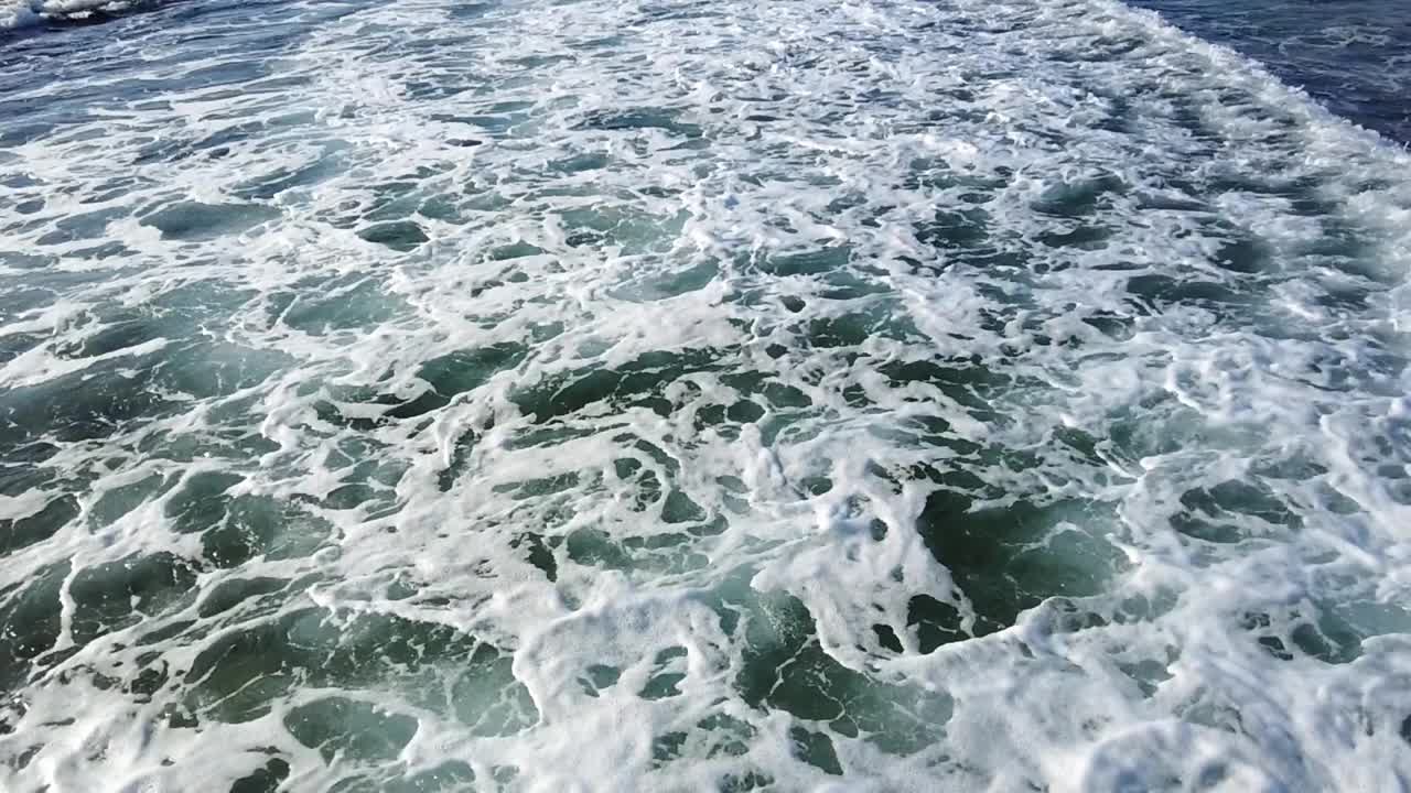 海浪的特写，沙滩上的慢莫视频素材