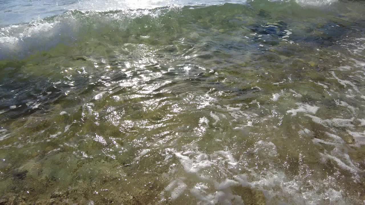 海浪的特写，沙滩上的慢莫视频素材