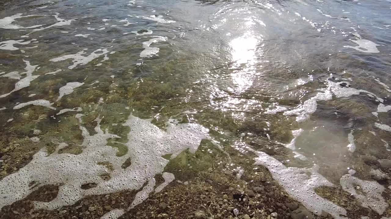 海浪的特写，沙滩上的慢莫视频素材