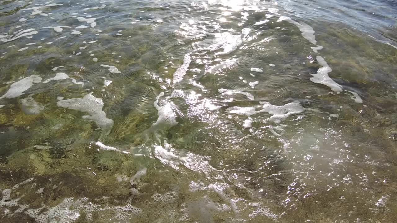 海浪的特写，沙滩上的慢莫视频素材