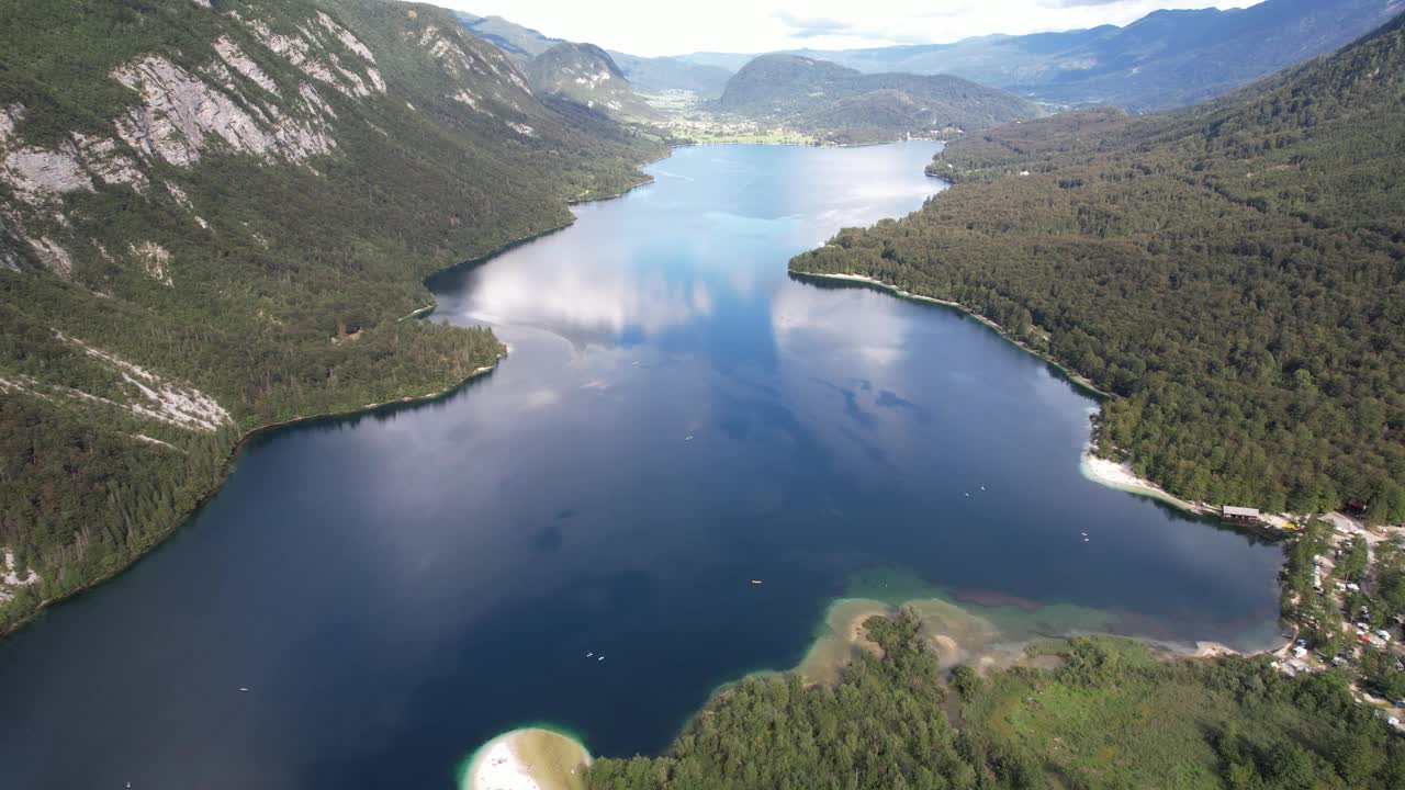 鸟瞰欧洲斯洛文尼亚的Bohinj湖视频素材