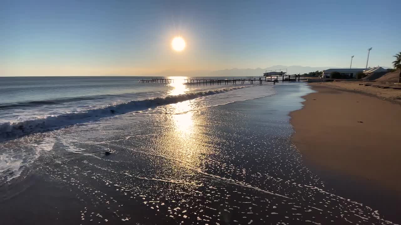 空荡沙滩上的波浪视频素材