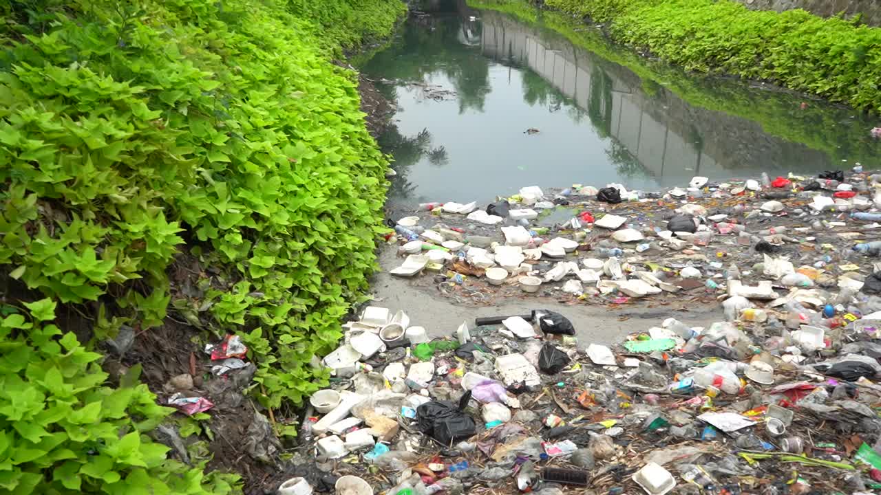 垃圾在河视频素材