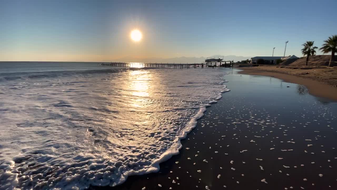 空荡沙滩上的波浪视频素材