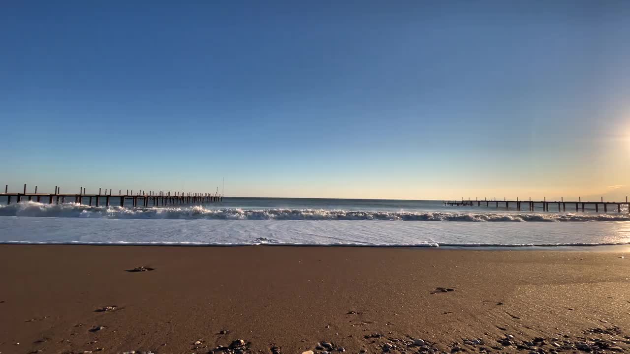 空荡沙滩上的波浪视频素材