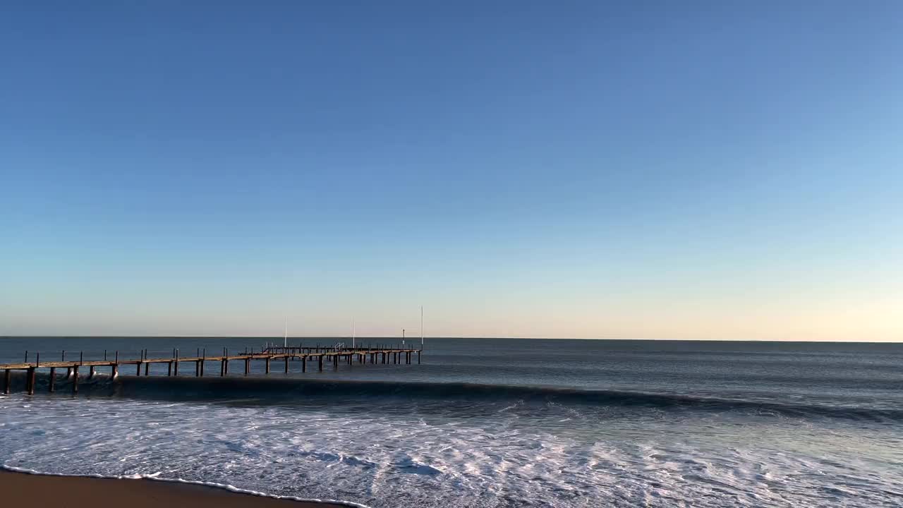 空荡沙滩上的波浪视频素材