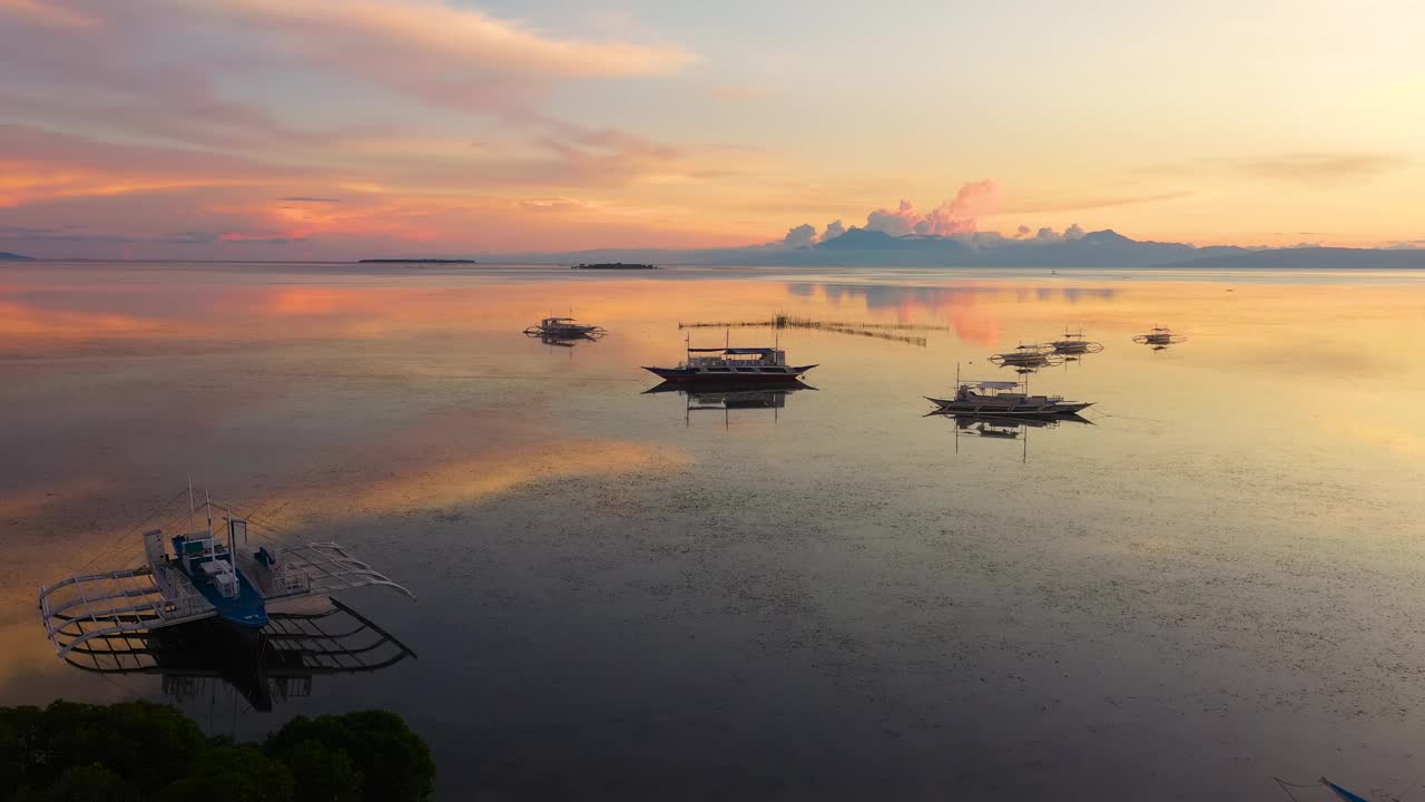 海上的日落。从山顶俯瞰的景色视频素材