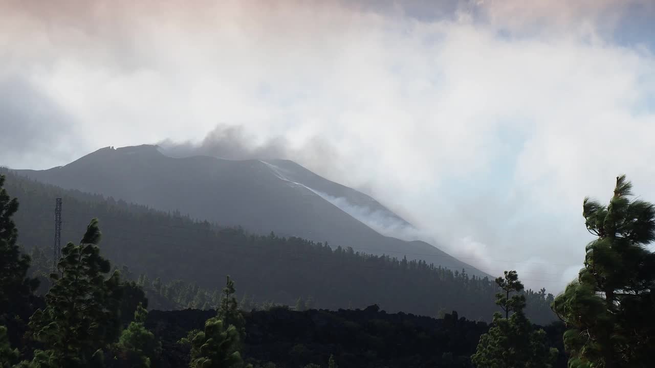 火山喷发。俯瞰康伯维哈火山，浓烟和熔岩柱从主锥中喷出。视频素材