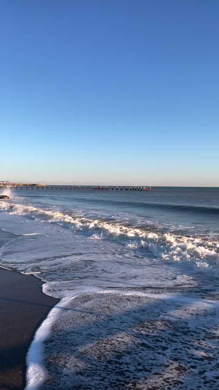 空荡沙滩上的波浪视频素材