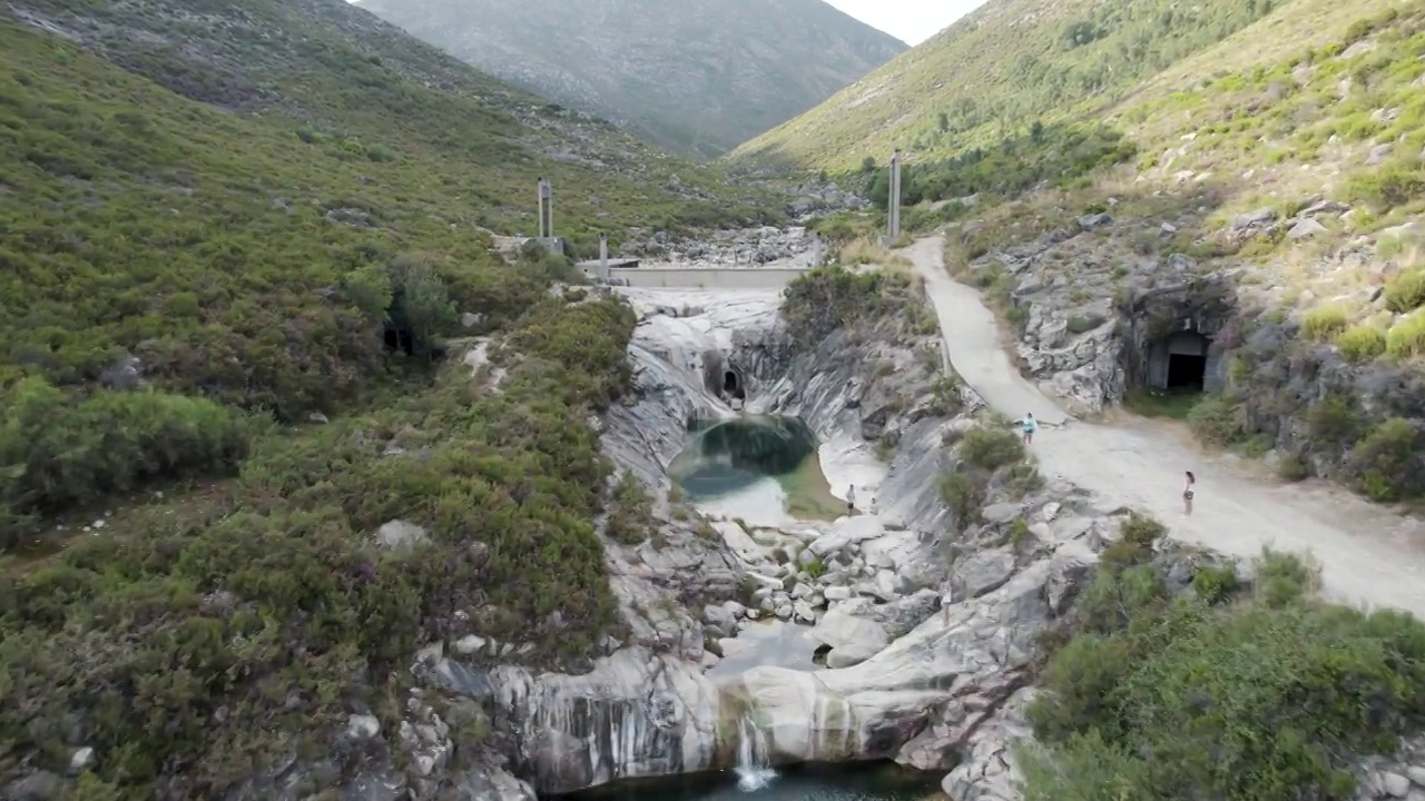 自然徒步旅行路线的塞特拉各斯，自然水池的热尔斯国家公园。视频素材