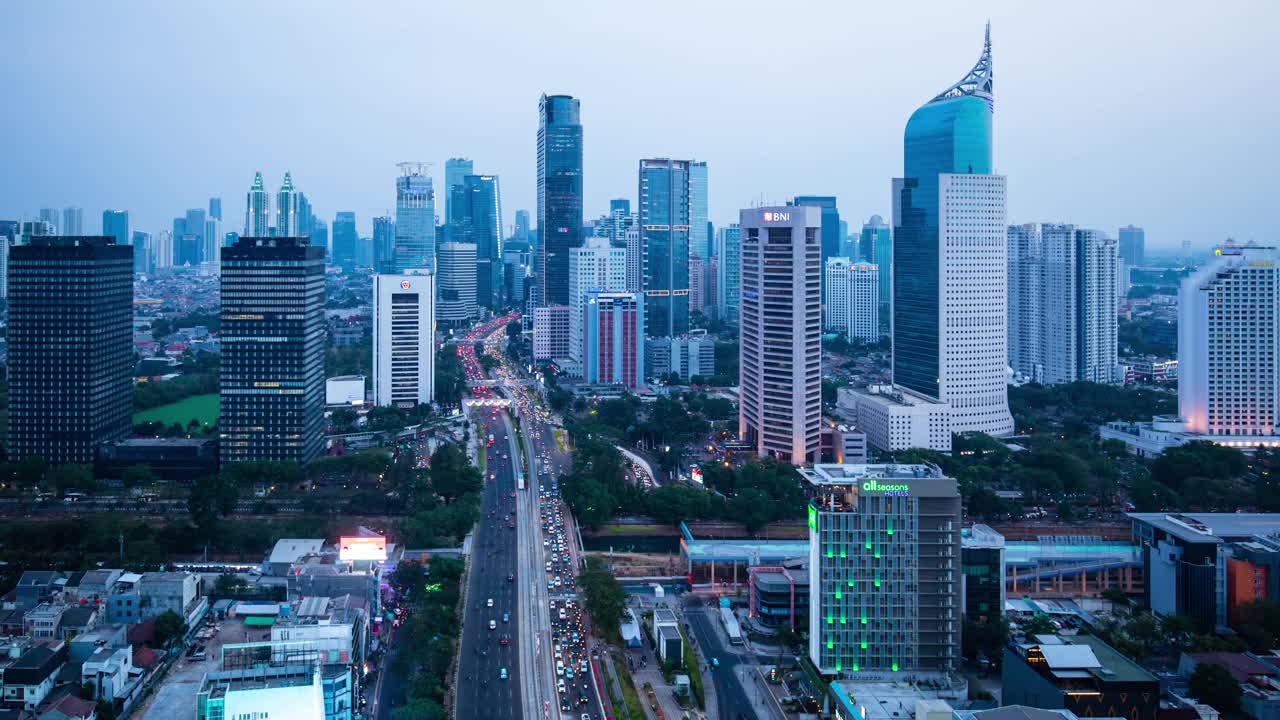 夜间商业区的空中延时图视频素材