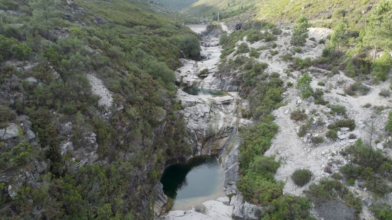 Sete Lagoas do Xertelo，田园诗般的小湖泊，Gerês国家公园。鸟瞰图视频素材