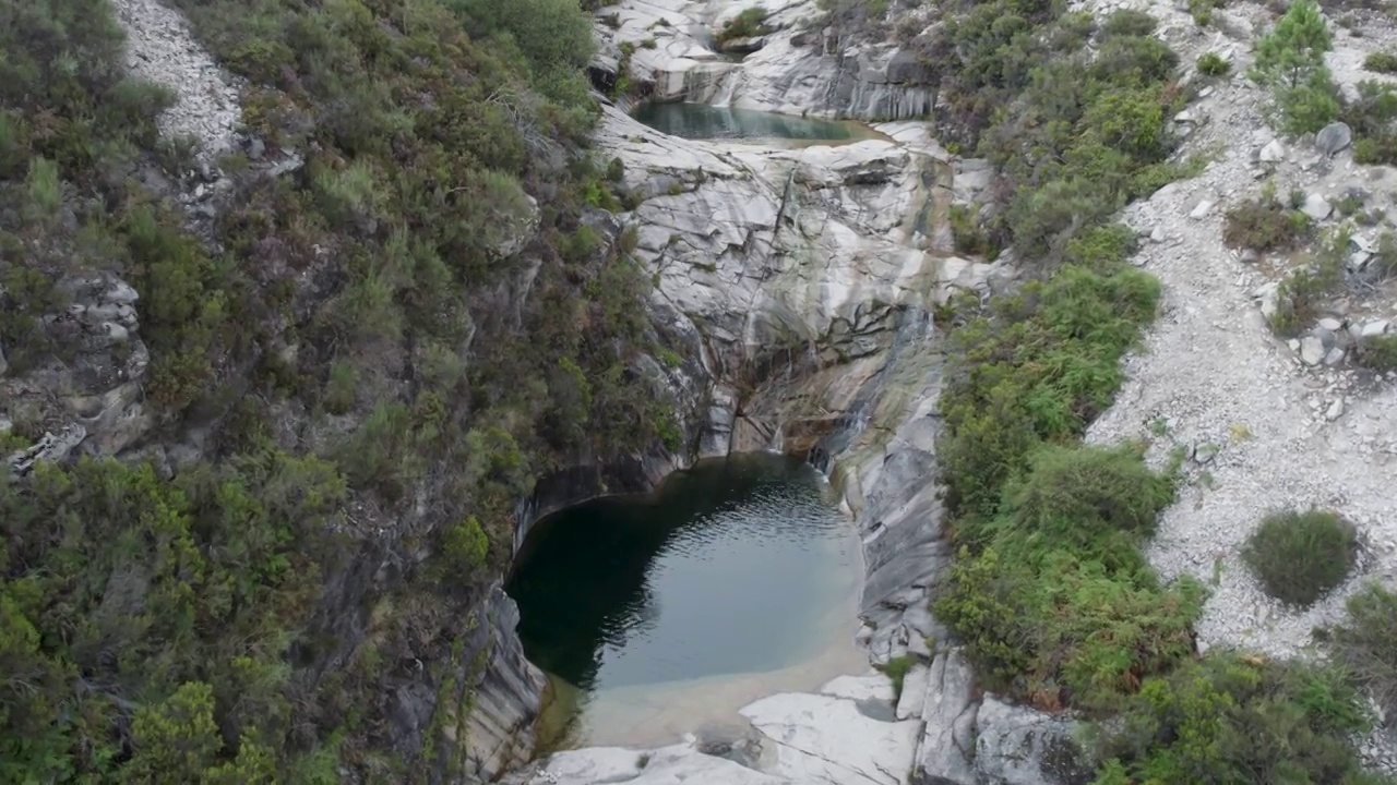 从空中俯瞰自然泻湖，Sete lagoas小道，Gerês国家公园视频素材