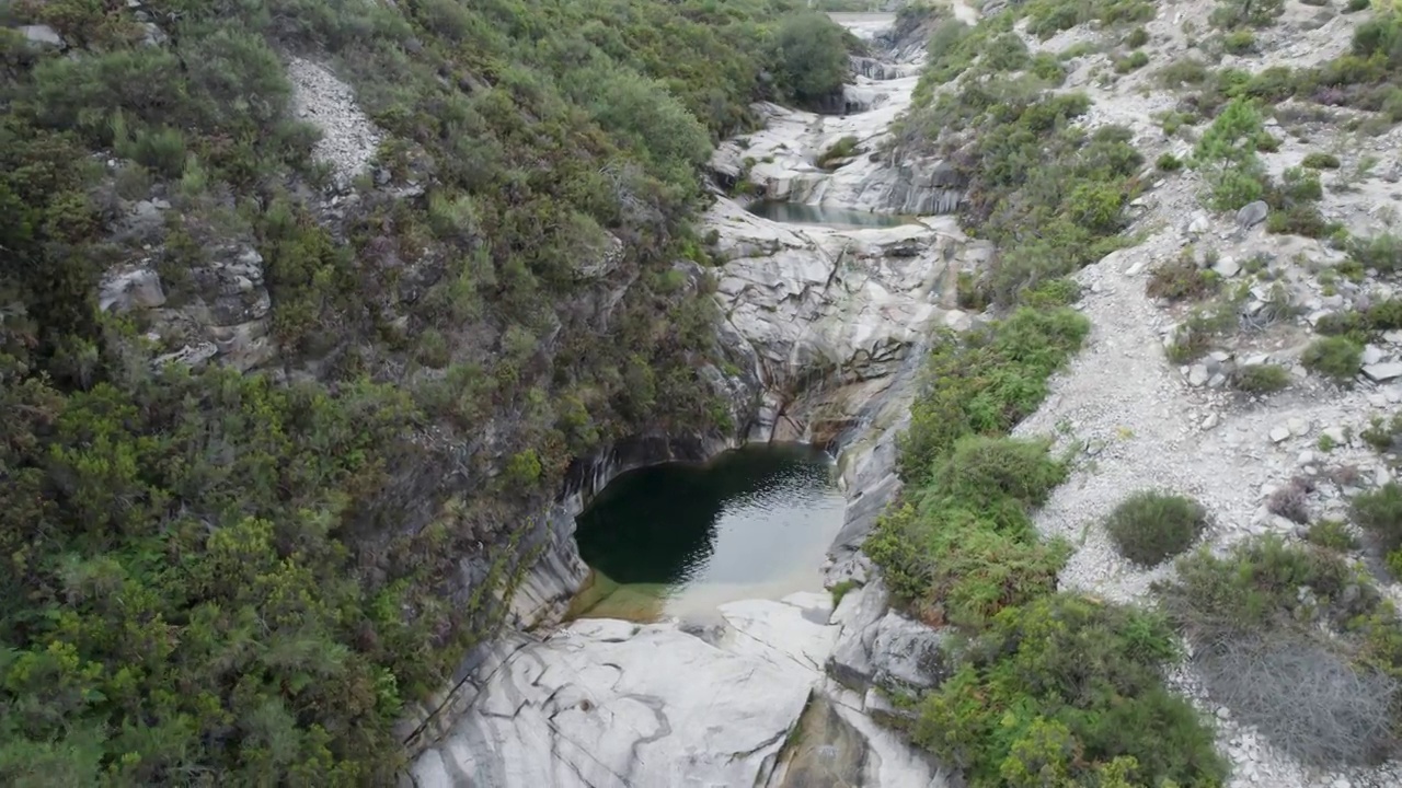 鸟瞰隐藏在国家公园岩石之间的心形小湖Peneda-Gerês，葡萄牙视频素材