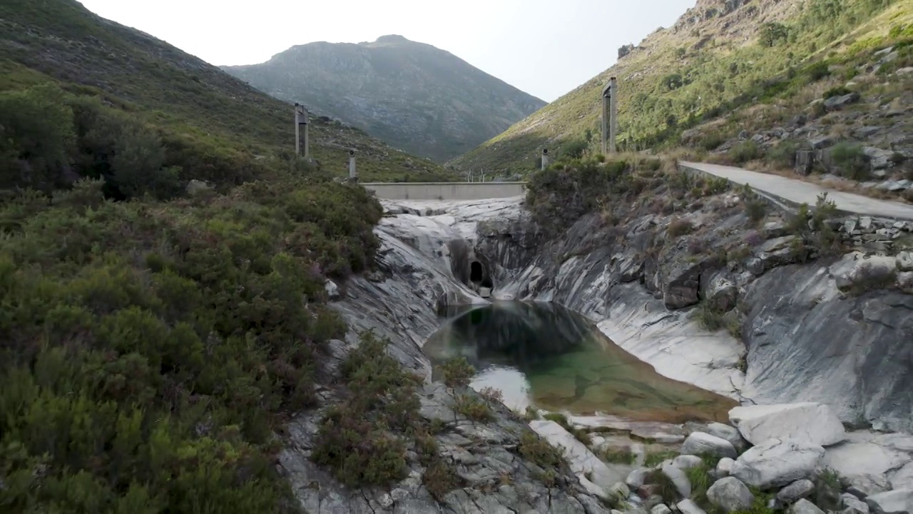 航拍镜头拍摄的是葡萄牙国家公园北部山区湖泊岩石形成的景观视频素材