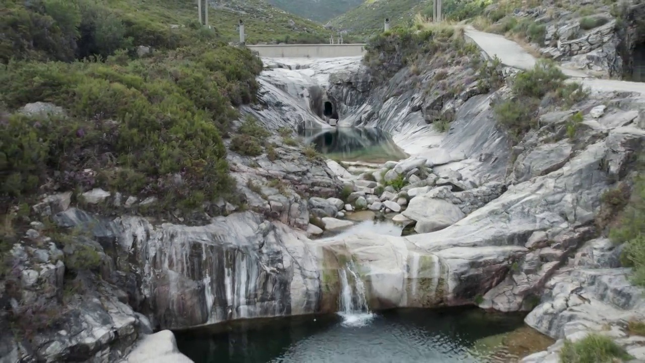 田园诗般的自然水池塞特拉各斯，Peneda-Gerês国家公园，葡萄牙。空中的回调视频素材