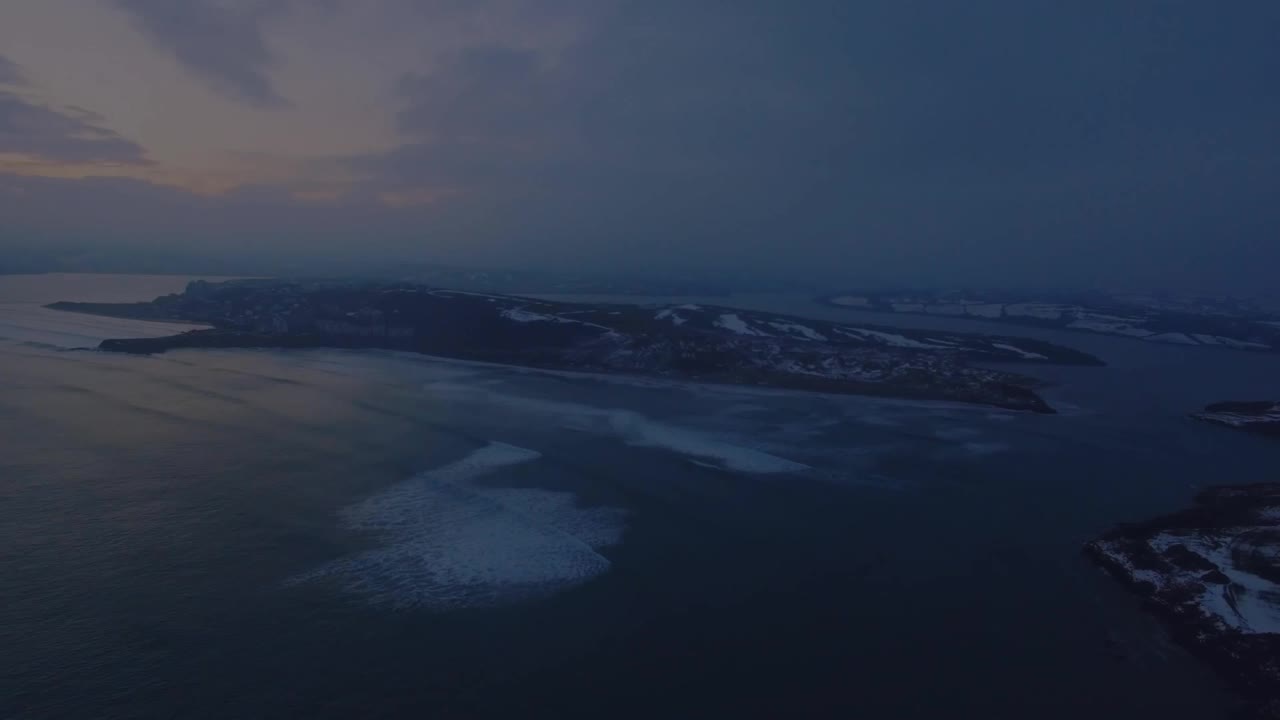 在海景上飘落的雪的动画视频素材