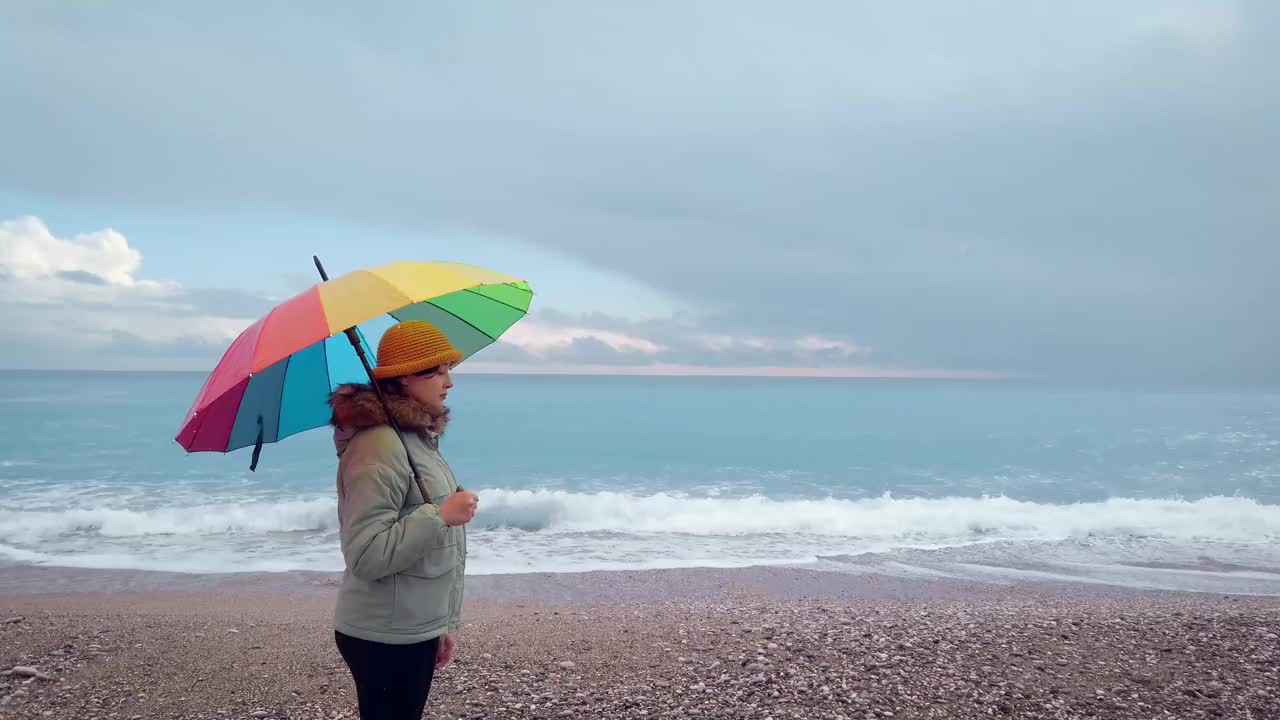 海边漫步的女人视频素材