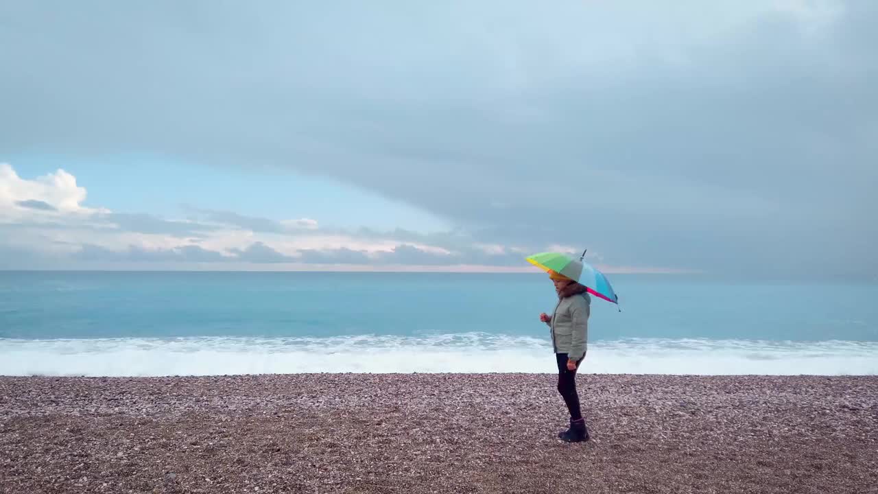 海边漫步的女人视频素材