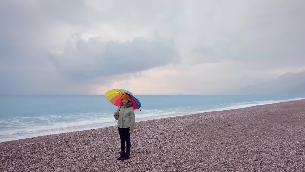 海边拿伞的女人视频素材