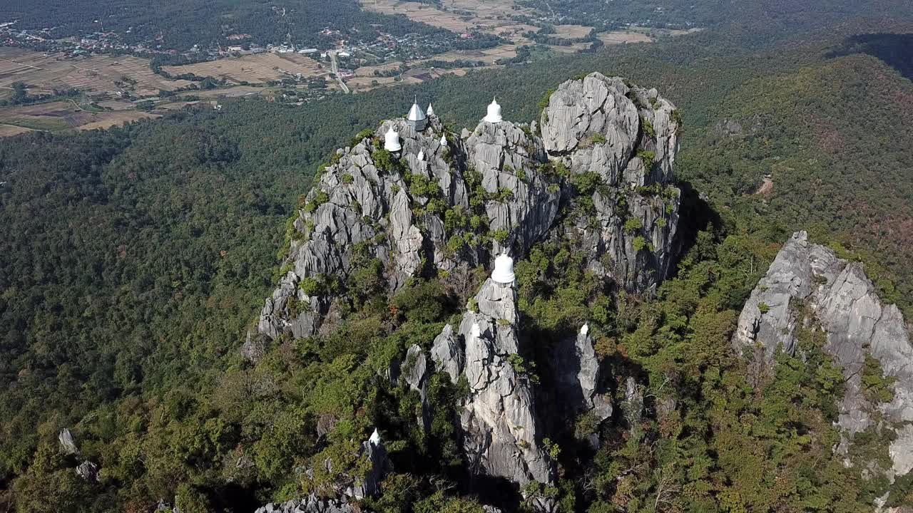 在泰国南邦省的佛塔寺(Wat Chaloem Phra Kiat Phrachomklao Rachanusorn)的石灰岩山上，可以看到美丽的天塔。视频素材