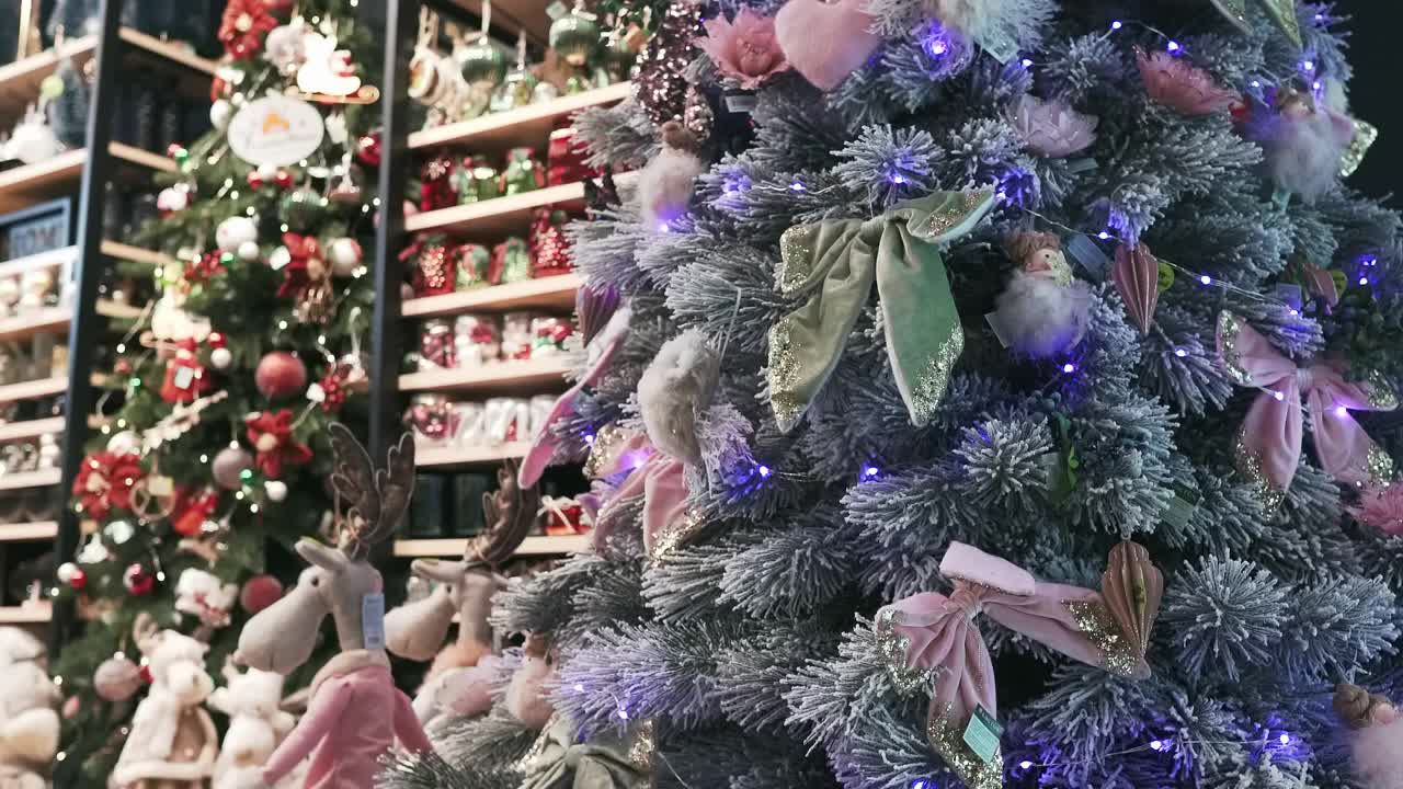 装饰店里的圣诞树。圣诞节期间，超市大减价。视频素材