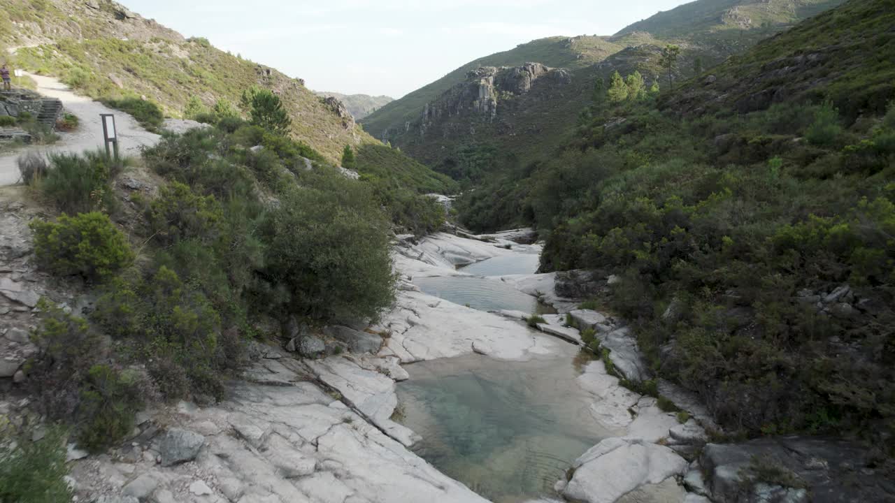 鸟瞰自然风光，清澈纯净的泻湖，山径Gerês国家公园视频素材