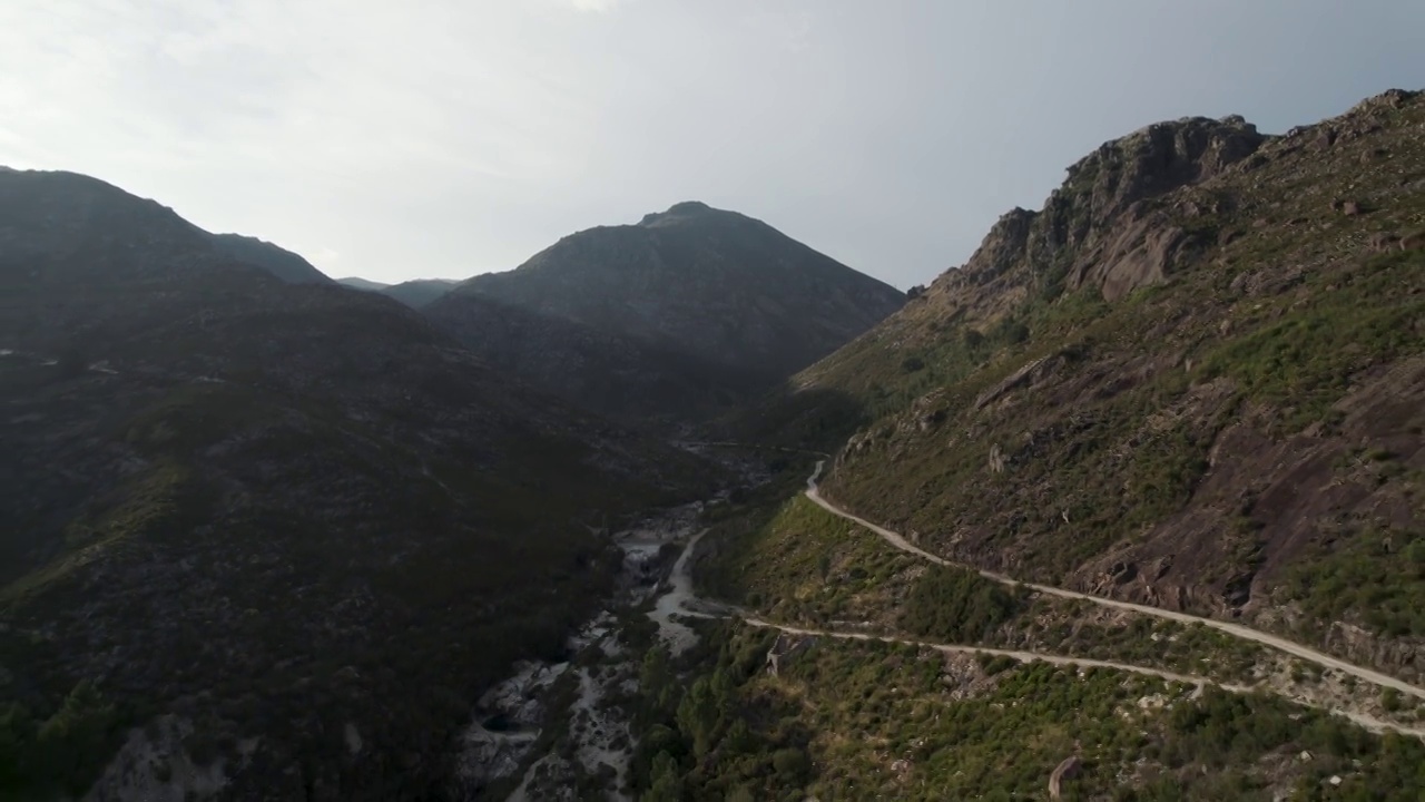 空中宽阔的拉回神奇的泻湖小径在山谷，Gerês国家公园视频素材