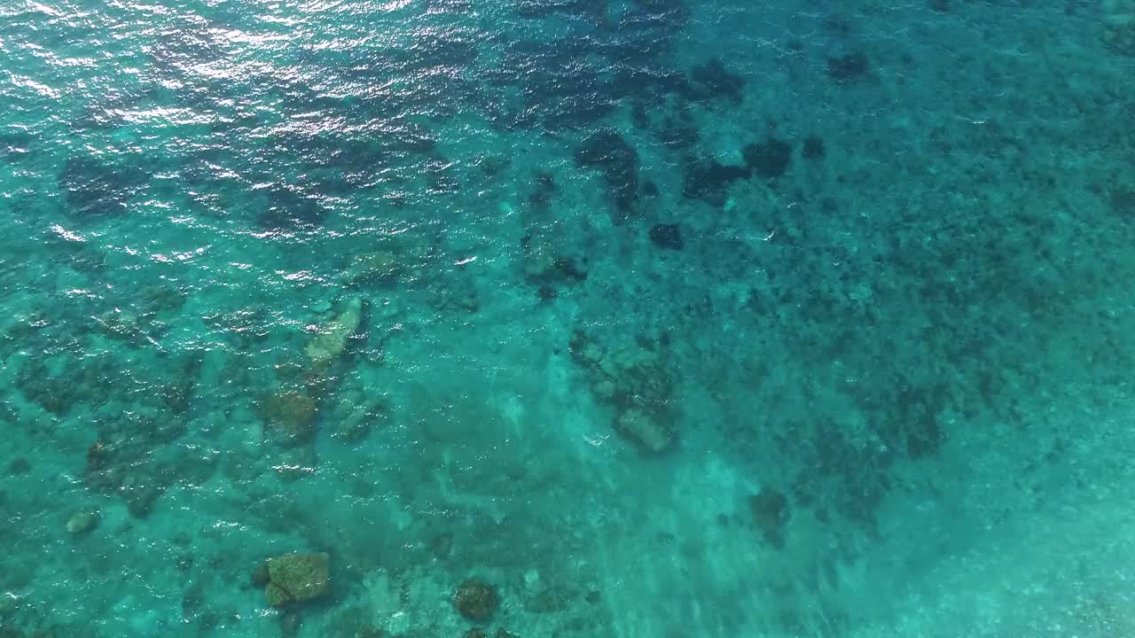 蓝色的水面海浪，美丽的背景。新鲜的饮用水，多彩的视频。环境问题，饮用水短缺，气候变化，干旱，全球变暖视频素材