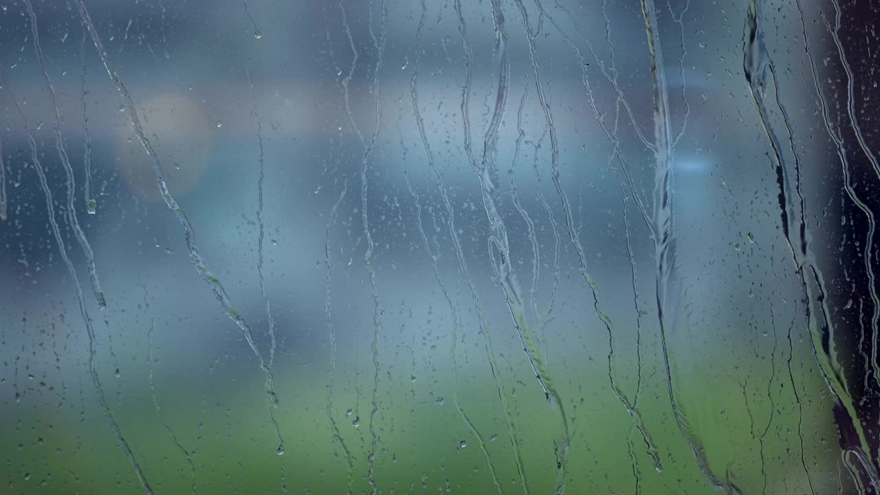 下雨时，火车上的雨滴落在车窗上视频素材