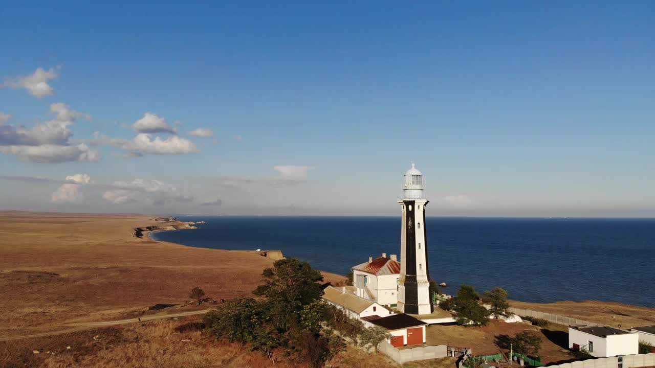 海岸海上灯塔的鸟瞰图耸立在海岸或海洋上。特殊用途的历史建筑视频素材