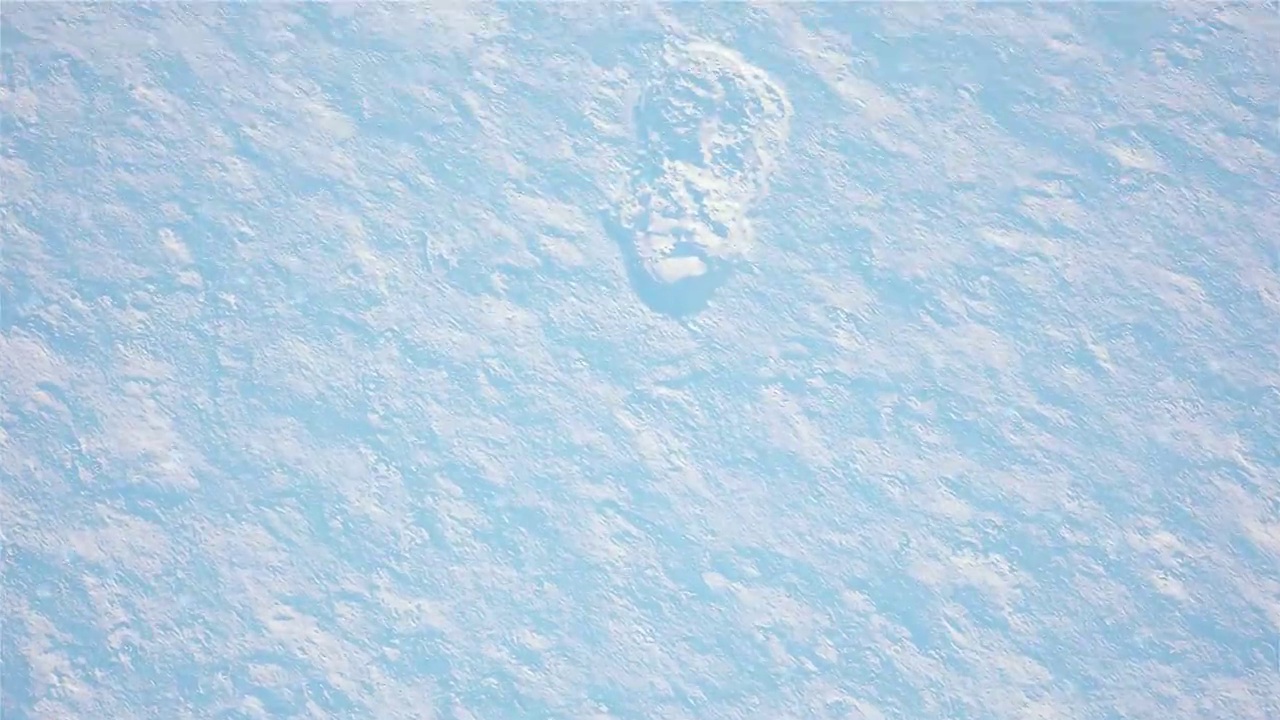 鸟瞰雪地上的脚印视频素材