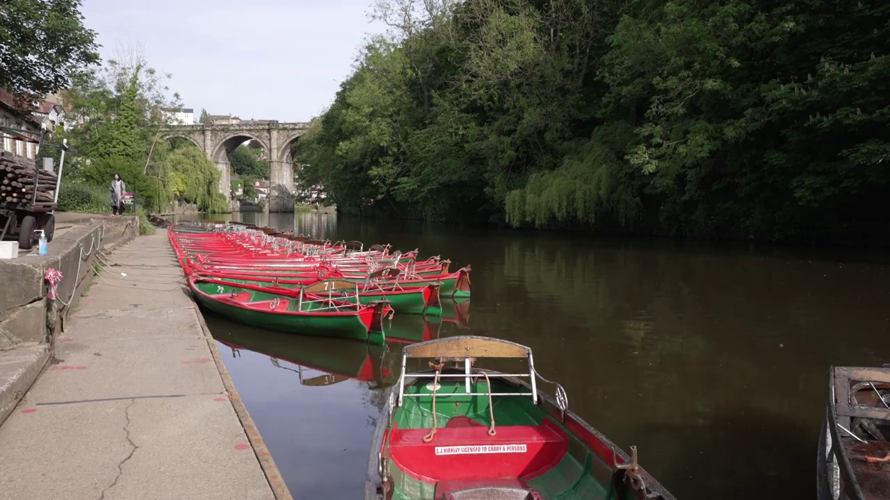 在Nidd河上的船，Knaresborough，北约克郡，英国，欧洲视频素材