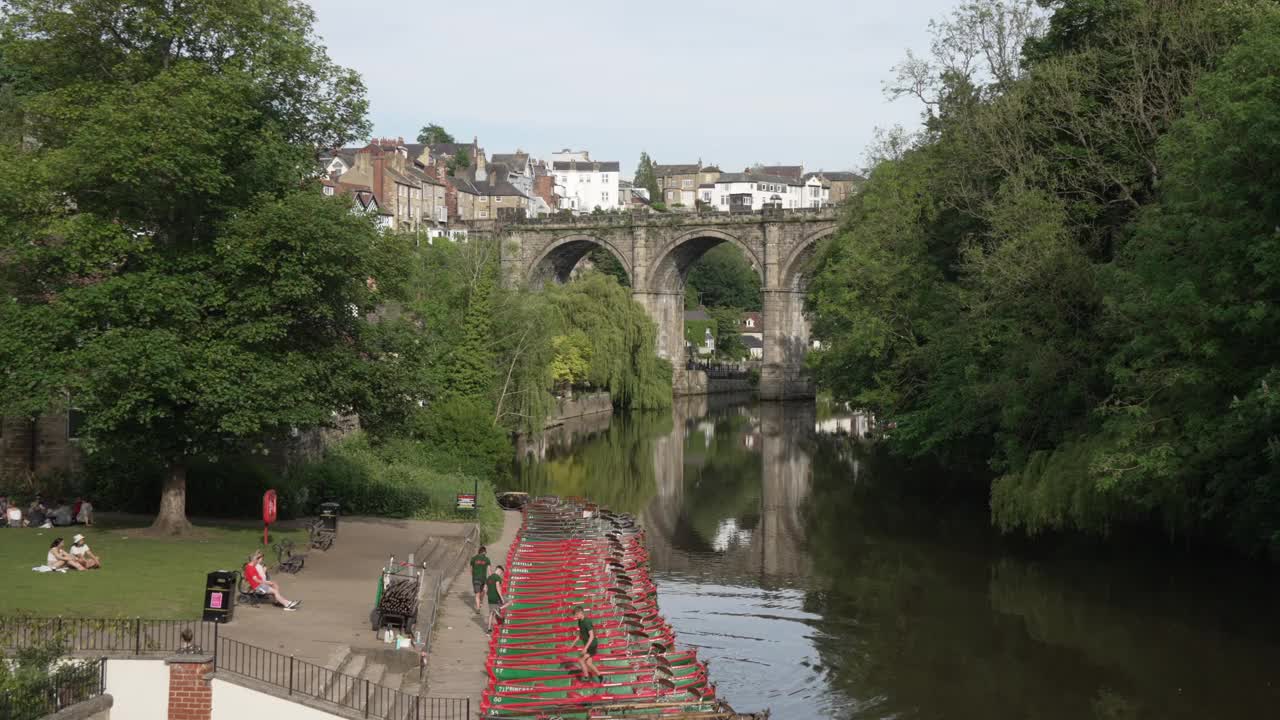 在Nidd河和Knaresborough高架桥上的船只，Knaresborough，北约克郡，英格兰，英国，欧洲视频素材