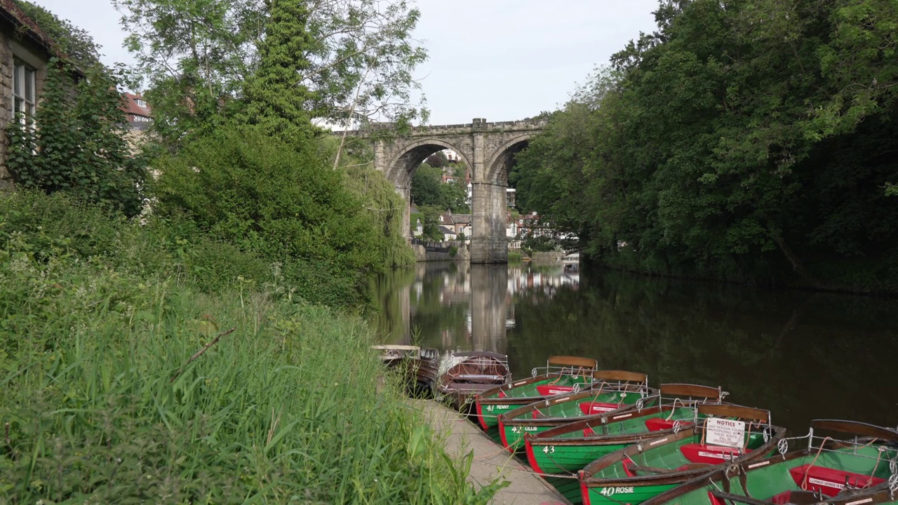 在Nidd河和Knaresborough高架桥上的船只，Knaresborough，北约克郡，英格兰，英国，欧洲视频素材