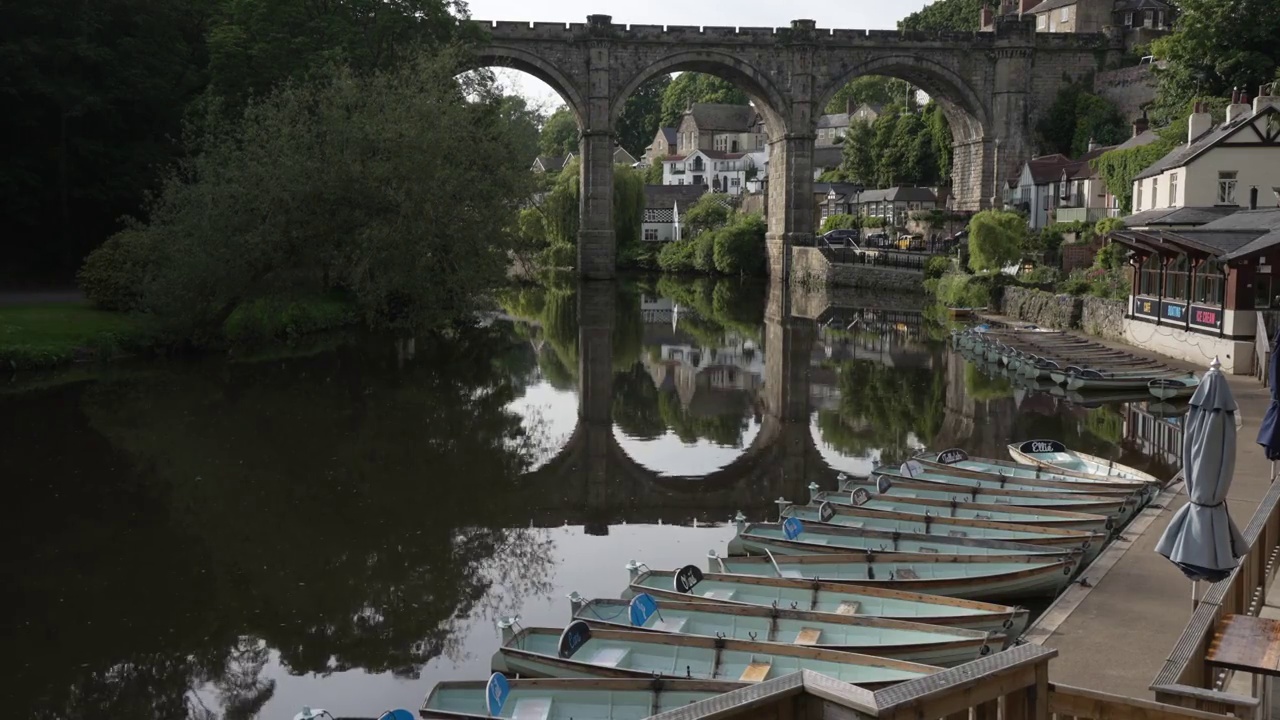 在Nidd河和Knaresborough高架桥上的船只，Knaresborough，北约克郡，英格兰，英国，欧洲视频素材