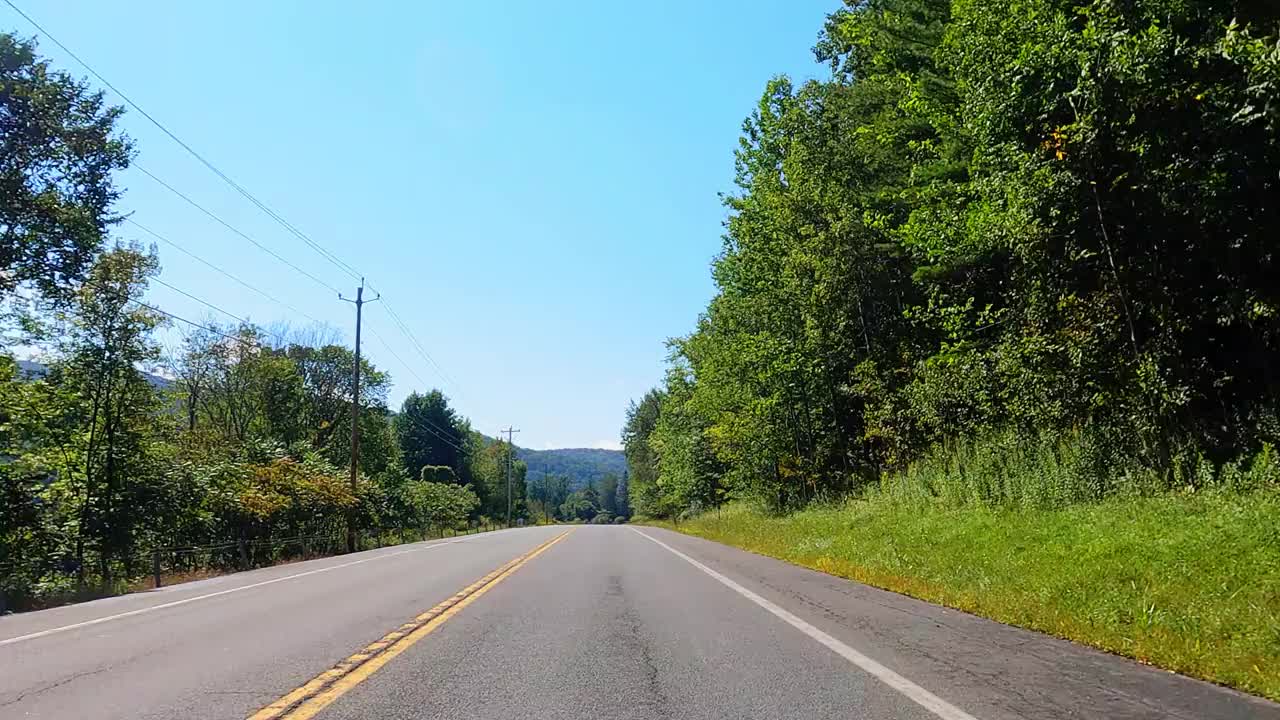 驾车穿过美丽的新英格兰乡村高速公路视频素材