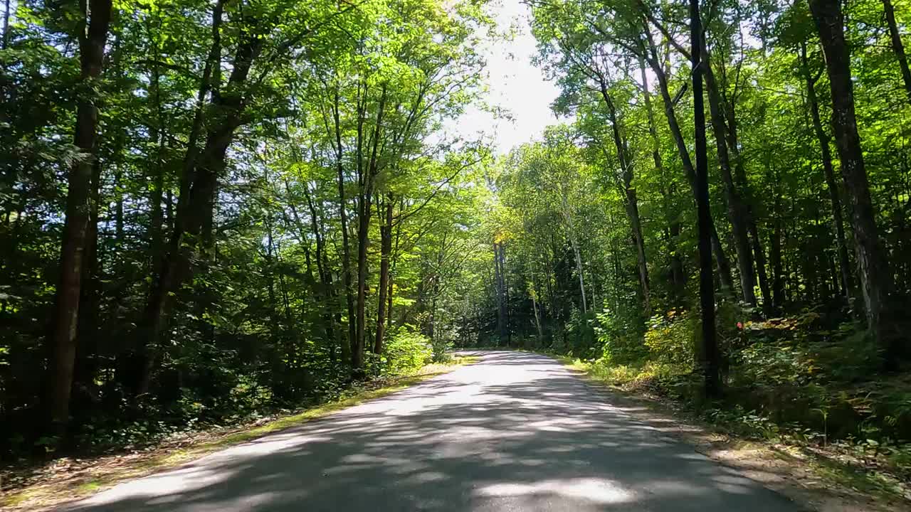 驾车穿过美丽的美国乡村公路视频素材