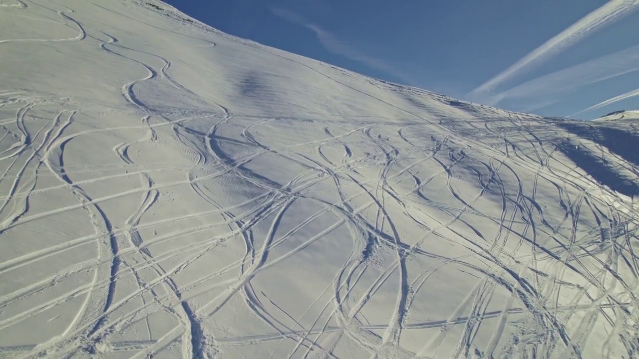 在一个美丽的冬日里，鸟瞰瑞士滑雪胜地斯图斯的美丽山景。视频素材