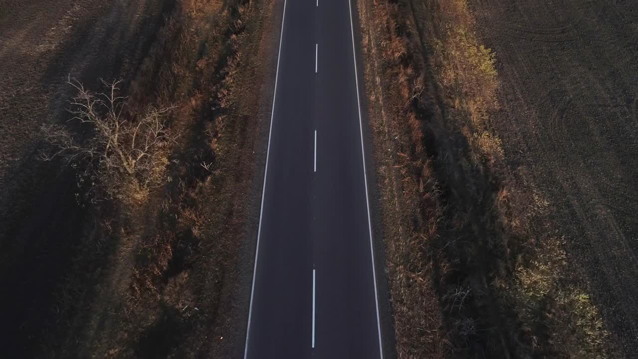 乡村风光，无人机飞过美丽的乡村自然风光和公路，阳光明媚的早晨视频素材