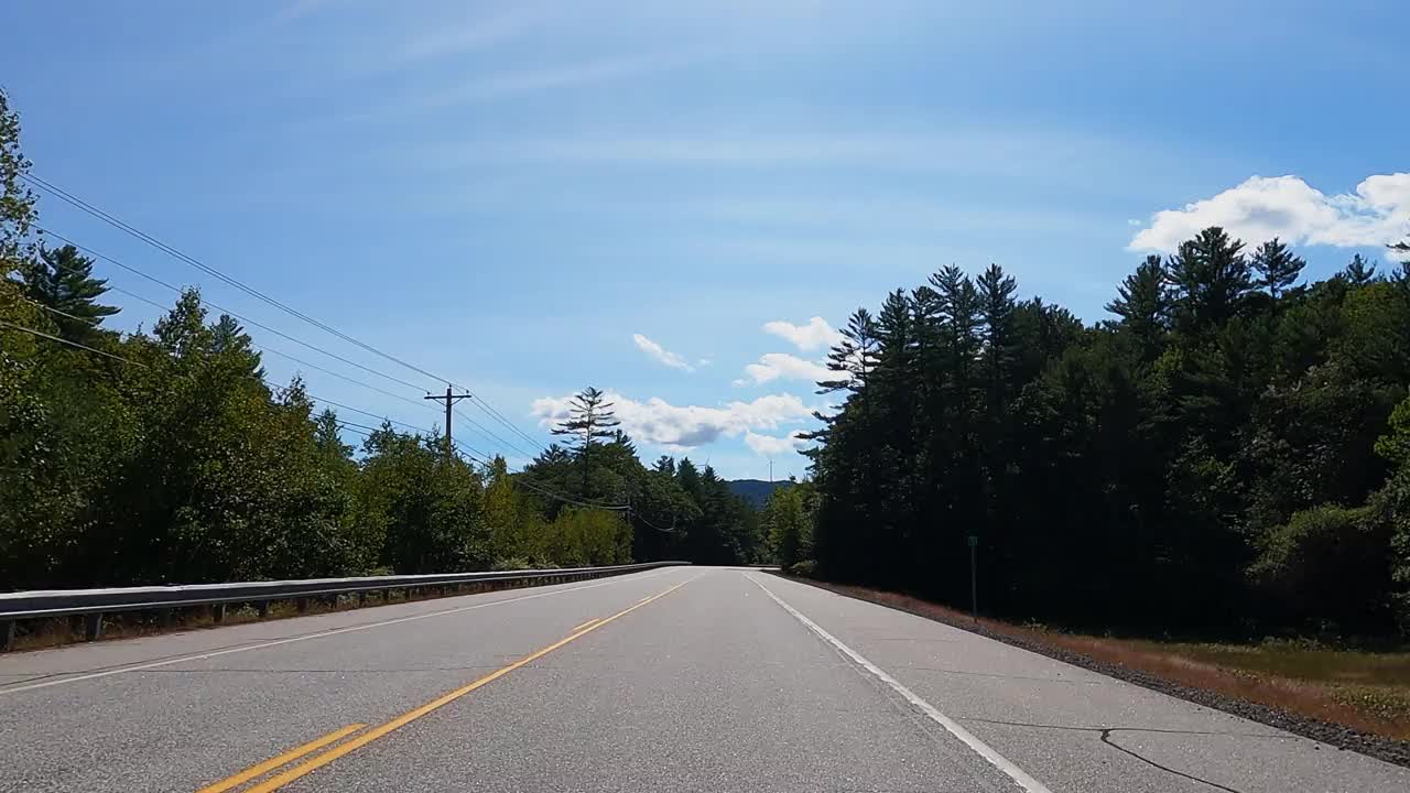 驾车穿过美丽的新英格兰乡村高速公路视频素材