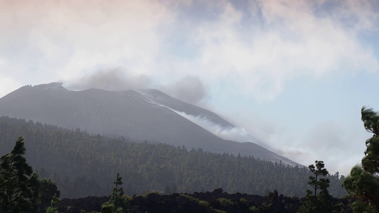 火山喷发。俯瞰康伯维哈火山，浓烟和熔岩柱从主锥中喷出。视频素材